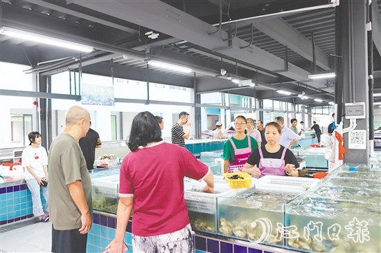 海鮮碼頭攤位的新鮮漁獲吸引眾多市民游客前來選購(gòu)。