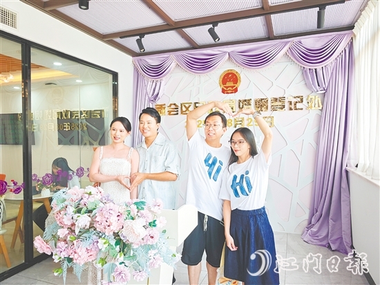 新人們在頒證大廳合影留念。