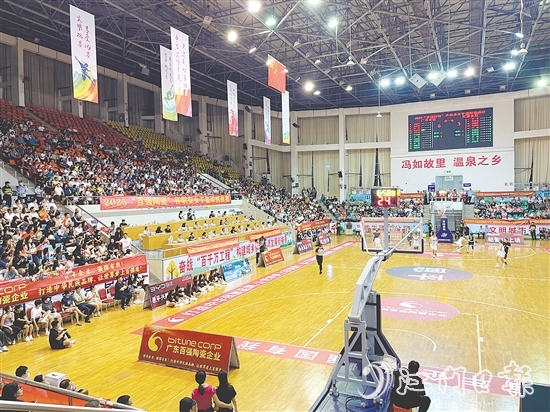 有業(yè)內(nèi)人士表示，女籃賽事的火爆體現(xiàn)了“粉絲經(jīng)濟”的崛起。