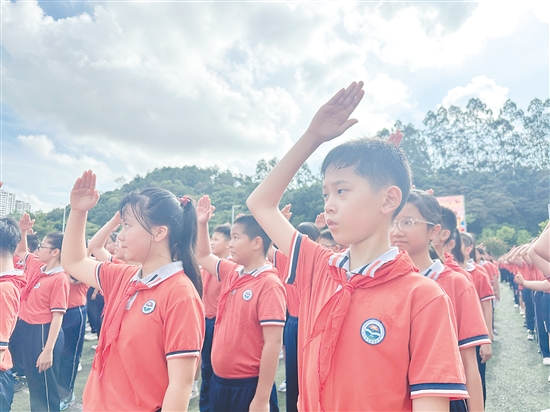 范羅岡濱江小學學生們精神抖擻迎接開學。