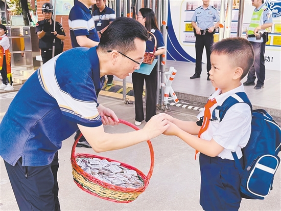 方之武為學生送上一份特殊的“本草萌新成長禮包”。