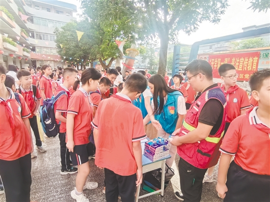 同學們在積極答題。