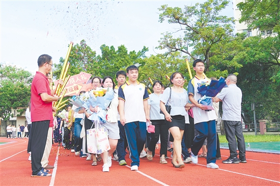 恩平市華僑中學高三學子在老師和家長的陪同下昂首闊步向前行。