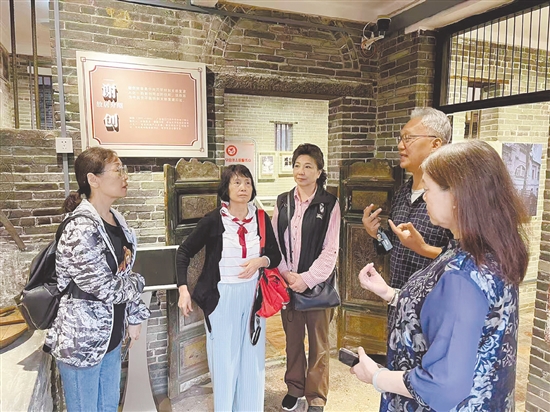 謝軍威經(jīng)?；氐街x創(chuàng)故居，給來訪的黨員、群眾講述謝創(chuàng)的故事。嚴(yán)建廣