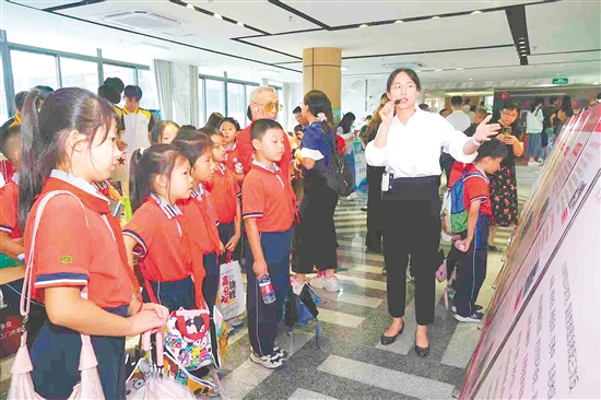 學(xué)生參觀江門抗戰(zhàn)歷史專題巡回展，了解江門烽火歲月，銘記抗戰(zhàn)歷史。郭永樂