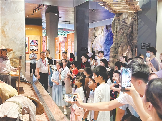 暑期，中國僑都華僑華人博物館吸引眾多青少年前來參觀。