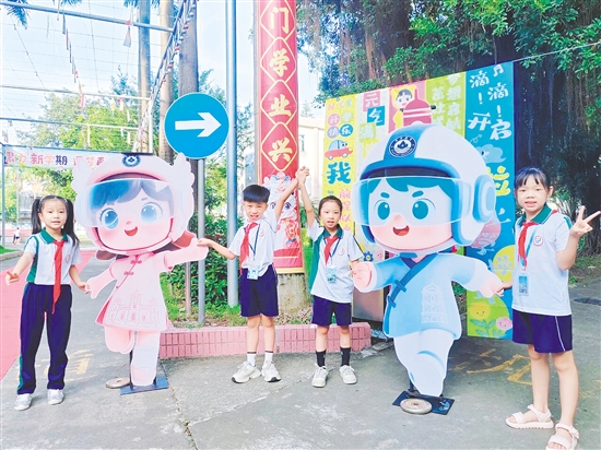 開平教育吉祥物“小開”“小蘋”化身迎賓大使，迎接新生。