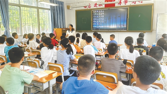 開平市第一中學(xué)七年級(jí)新生在上第一節(jié)課。