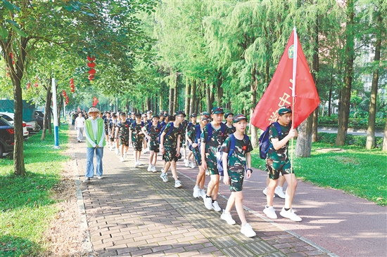 金山中學(xué)七年級學(xué)子進(jìn)行國防教育訓(xùn)練。