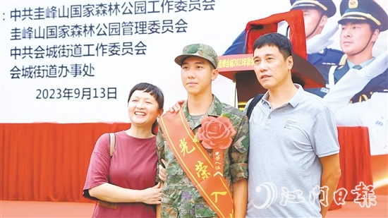 入伍近兩年來，黃壹舟與父母只見過一面。