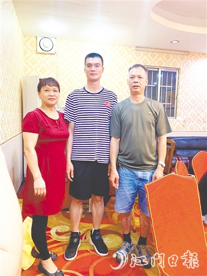 父母是周振君最堅(jiān)強(qiáng)的后盾，支持他在部隊(duì)好好干，爭取再立新功。