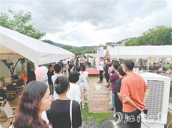 新會(huì)區(qū)、蓬江區(qū)聯(lián)合舉辦“會(huì)聚良緣‘蝦’日戀曲”活動(dòng)。