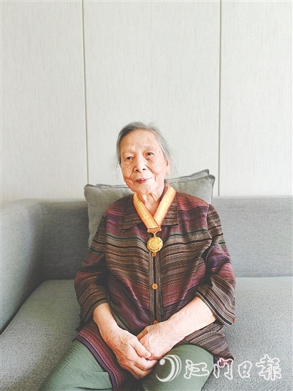 百歲抗戰(zhàn)老同志陸平向記者講述抗戰(zhàn)故事。