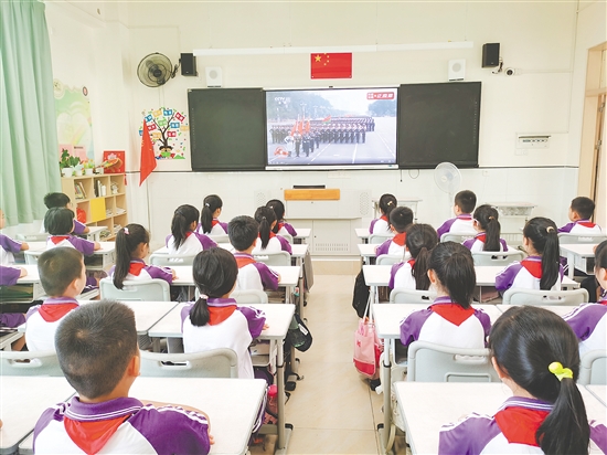 新會(huì)學(xué)子一起觀看大會(huì)直播。