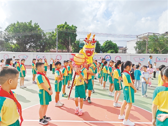 聯(lián)和小學(xué)的同學(xué)們舞動金龍。