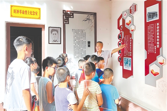 崖門鎮(zhèn)優(yōu)秀“五老”代表?xiàng)顦s超為孩子們介紹旺沖軍民抗日事跡。