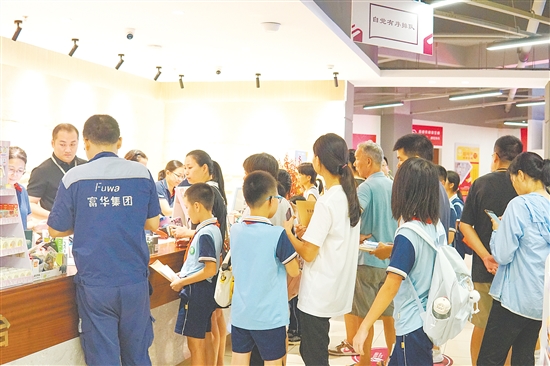 臺山市新華書店內(nèi)人頭攢動，收銀臺前擠滿了學生和家長。