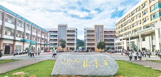 在赤溪中學(xué)校園內(nèi)，現(xiàn)代化建筑與自然環(huán)境相得益彰。