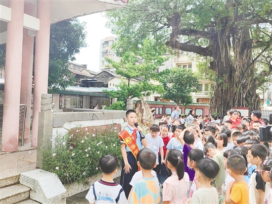 “學(xué)宮宣講員”為新生講述學(xué)校的歷史。