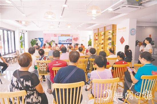 新就業(yè)群體、社區(qū)居民、黨員志愿者一同觀看閱兵儀式。