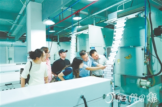 江門企業(yè)家研修班學(xué)員參觀恒健實(shí)業(yè)智能生產(chǎn)線。