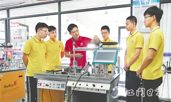 吳恩來(lái)正在指導(dǎo)學(xué)生們實(shí)訓(xùn)。