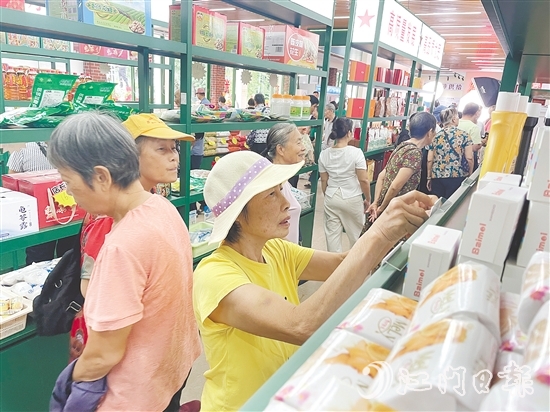 不少市民前來(lái)選購(gòu)“鶴山優(yōu)品”。