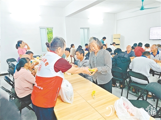 養(yǎng)殖戶在村委會辦公樓內吃上熱飯。