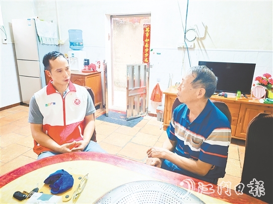 吳堅藝（左）入戶收集民意。