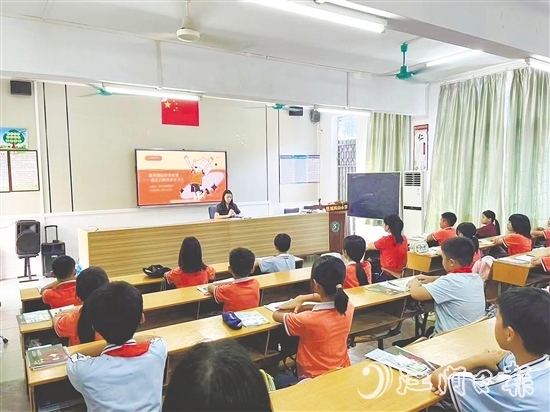 法官化身“法治副校長”，為師生們送上生動的“法治第一課”。