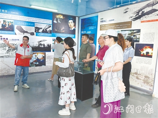 五邑大學調(diào)研組參觀馮如文史館。