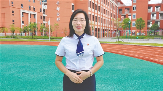 恩平市實驗小學校長梁惠勻