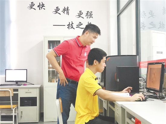 劉劍（左）指導(dǎo)學(xué)生實(shí)訓(xùn)。