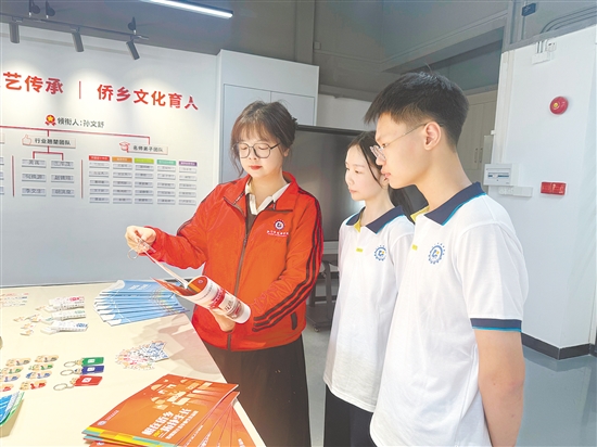 傅穎琪（左）和學(xué)生交流。