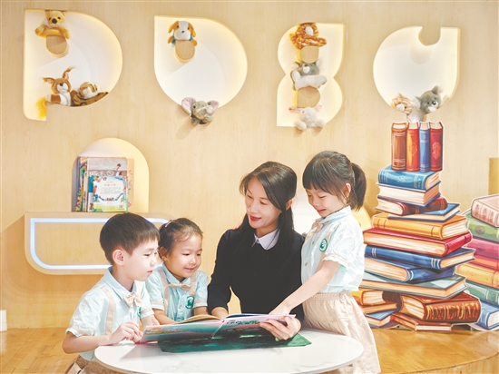 李淑貞在給孩子們講故事。