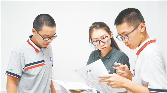 劉綺琪給學(xué)生講解數(shù)學(xué)問題。