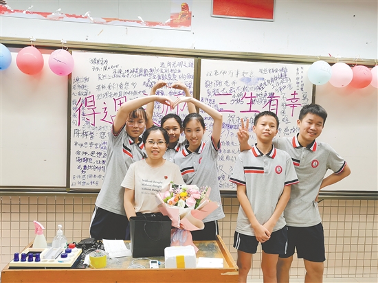 學(xué)生們感謝老師，為其送上了鮮花和祝福。