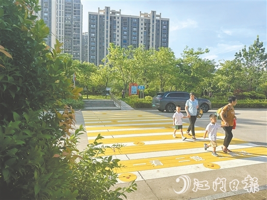 會城街道碧桂園社區(qū)發(fā)動轄區(qū)幼兒園參與斑馬線的設(shè)計。