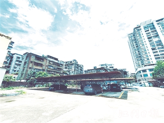 會城街道文體服務中心側地塊現(xiàn)狀。