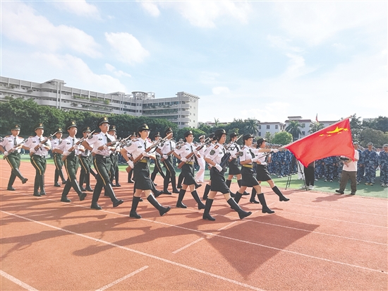 培英高中軍訓(xùn)會操表演上，同學(xué)們精神抖擻。