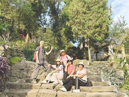 江門春秋國旅的9月收客量預(yù)計(jì)同比增長20%左右，以中老年群體為主。