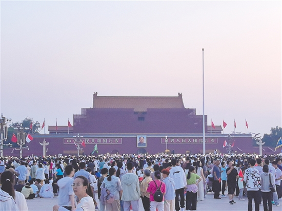 當(dāng)前北京已成為江門(mén)市民秋季出游的“頂流”目的地。圖為北京天安門(mén)廣場(chǎng)。