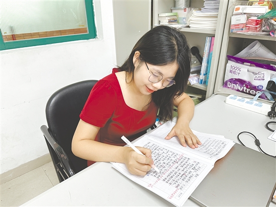 在從教的第三年，李雯婷已能“獨(dú)當(dāng)一面”。