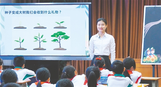 在心理健康教育課上，李甜甜引導(dǎo)學(xué)生思考問題。