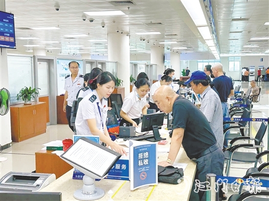 在江門市化解不動產(chǎn)登記歷史遺留問題辦理不動產(chǎn)權(quán)證專場，工作人員協(xié)助業(yè)主實(shí)現(xiàn)“一站式辦結(jié)”。