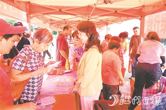 金融工作者與市民互動，宣傳存款保險知識。