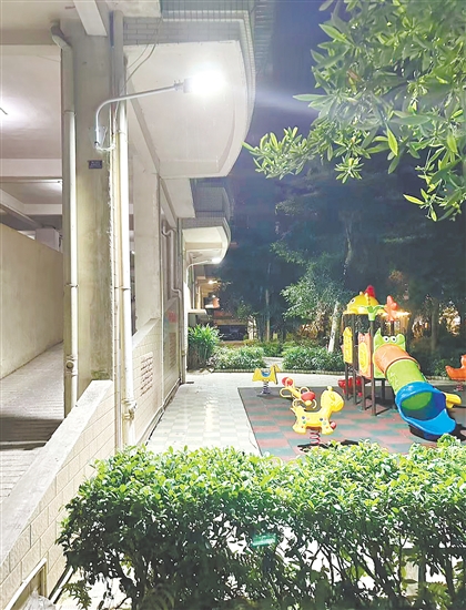 夜里，安裝掛墻路燈后的盈翠苑小區(qū)不再昏暗，居民下樓活動(dòng)更安心。
