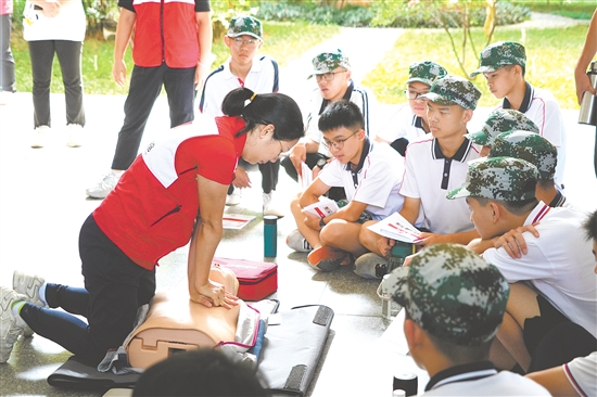 鶴山市紅十字會(huì)工作人員為學(xué)生示范正確的心肺復(fù)蘇操作方法。