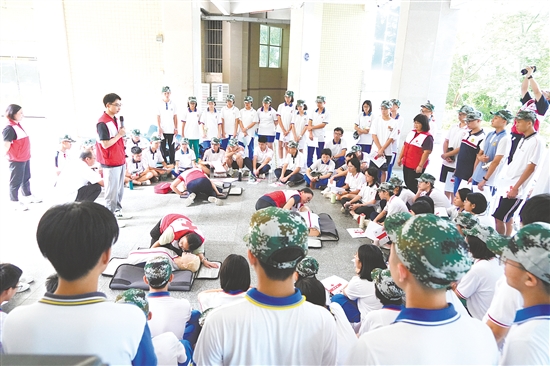 培訓(xùn)采用“理論講解+實(shí)操演練”相結(jié)合的方式，面向高一新生開展心肺復(fù)蘇操作技能考證培訓(xùn)。