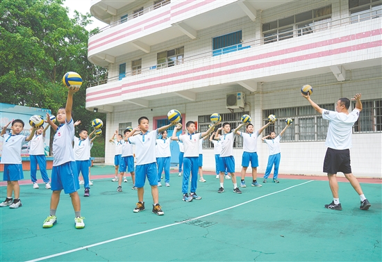 沙坪街道第四小學(xué)于2016年組建排球隊(duì)，為學(xué)生打造提升排球技能的平臺(tái)。